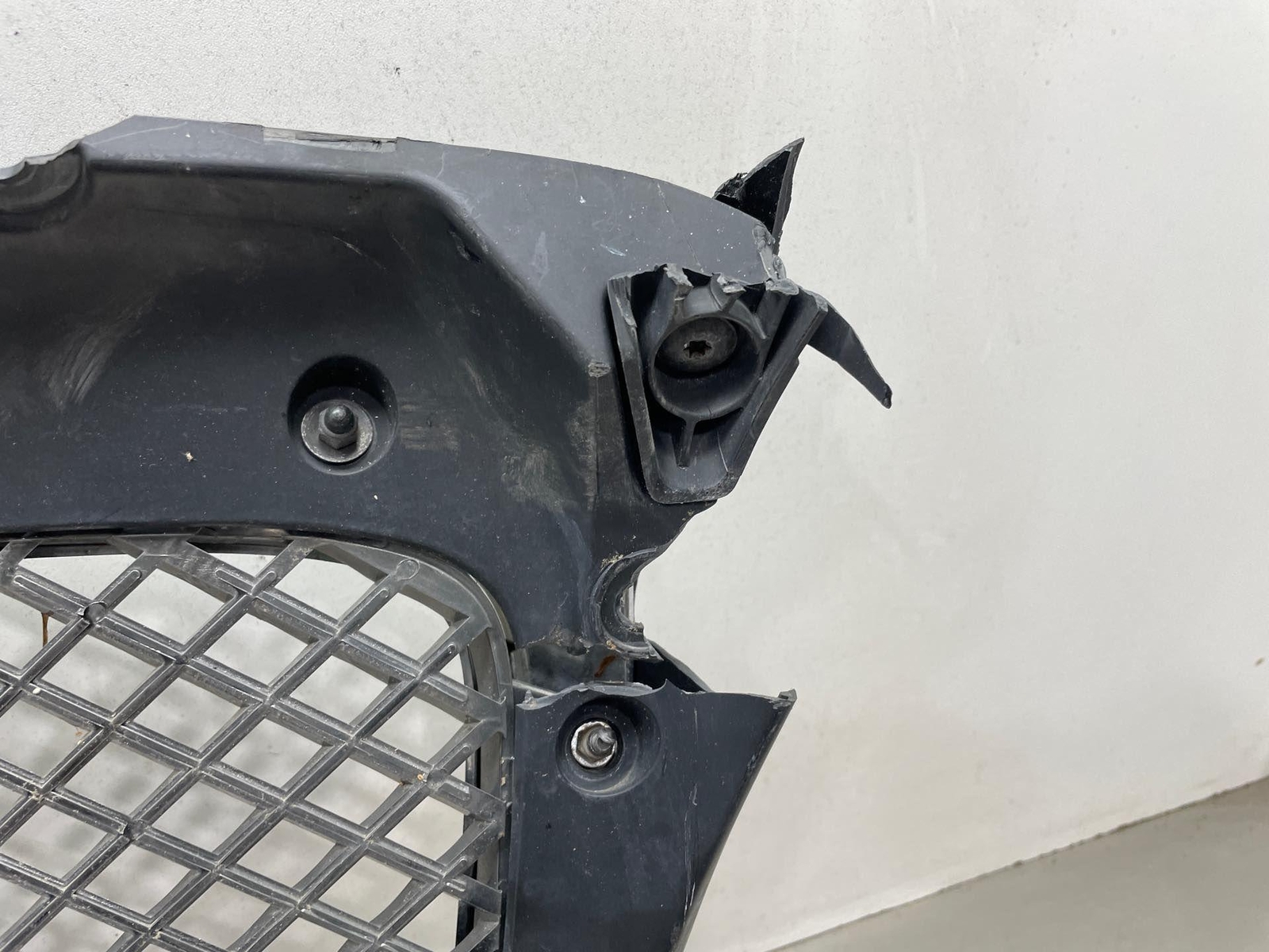 2009 Bentley Continental Flying Spur Sedan Front Grill Trim Panel Corner Cracked