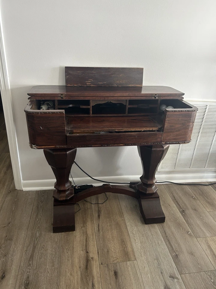 Antiguo escritorio de secretaria con tapa abatible estilo piano con espineta victoriana de caoba Foto 3 de 4