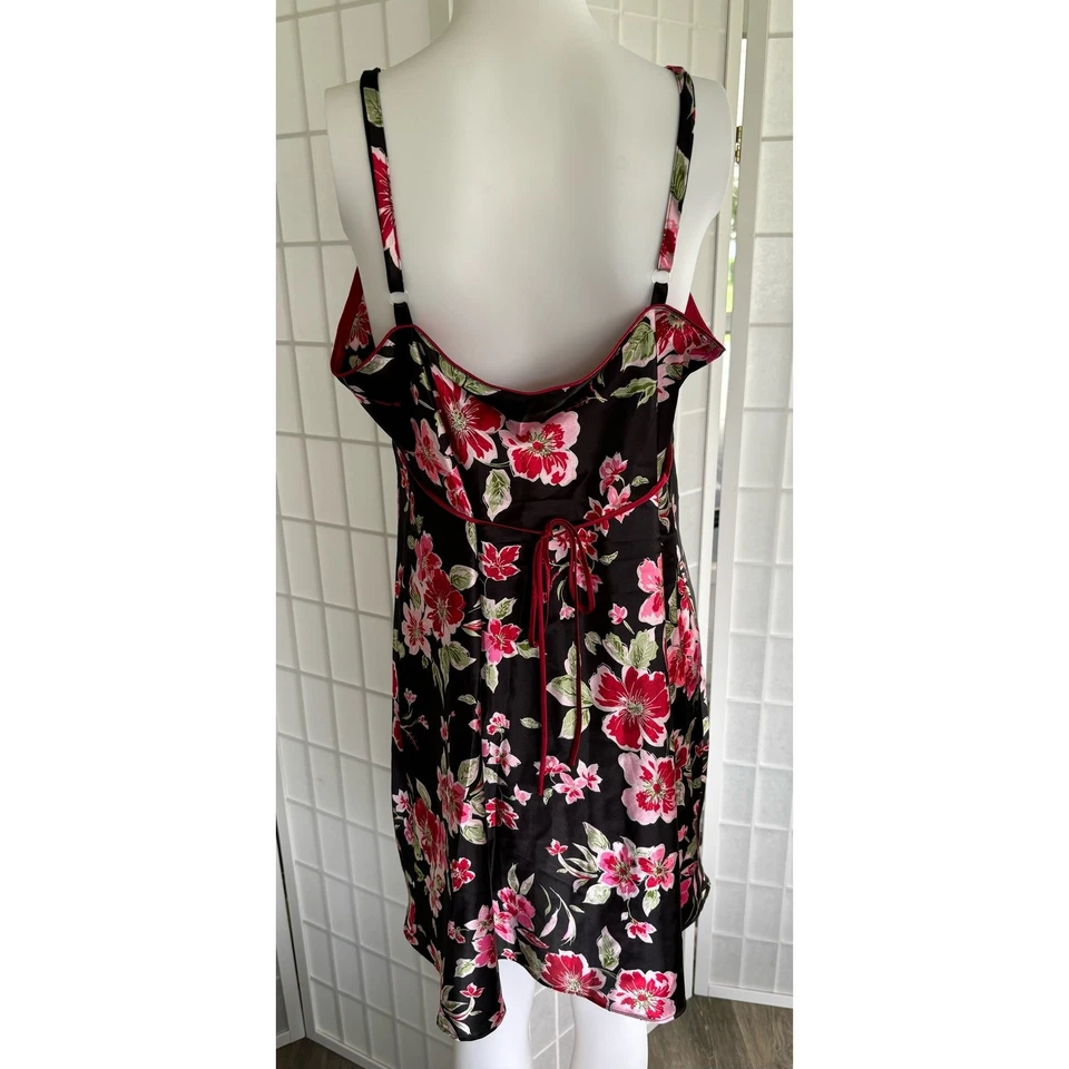 Adonna 花卉缎面懒人睡衣黑色粉红色花朵可调节肩带 XL 码 — 第 2/4 张图片