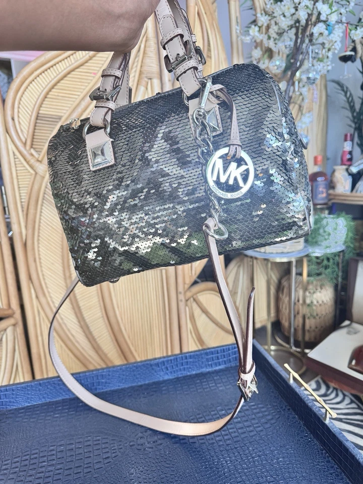 Cartera de lentejuelas gris MICHAEL KORS al por menor de $368  Foto 3 de 4