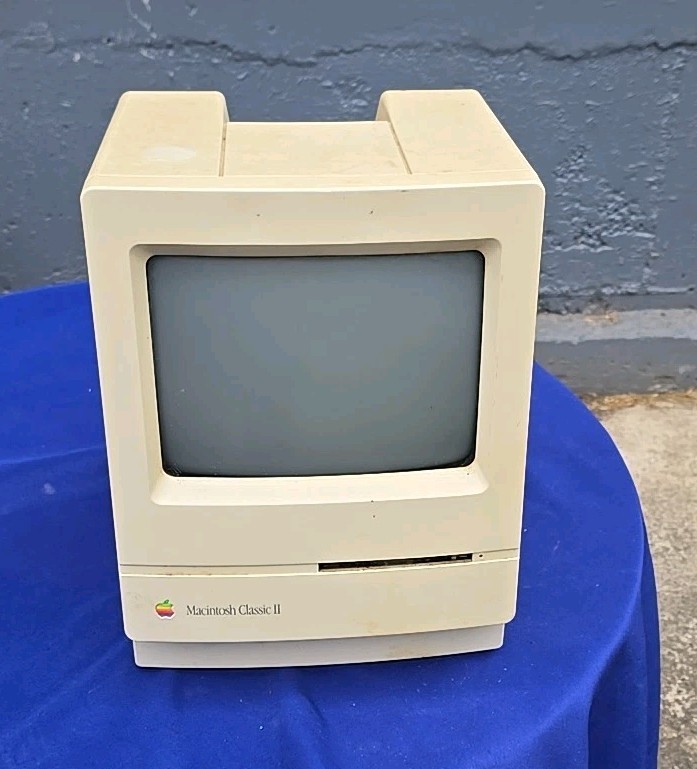 Vintage Macintosh Classic II Apple Computer M4150 For Parts