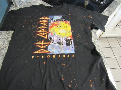 Def Leppard Adult Size Large Graphic Pyromania T-shirt Short