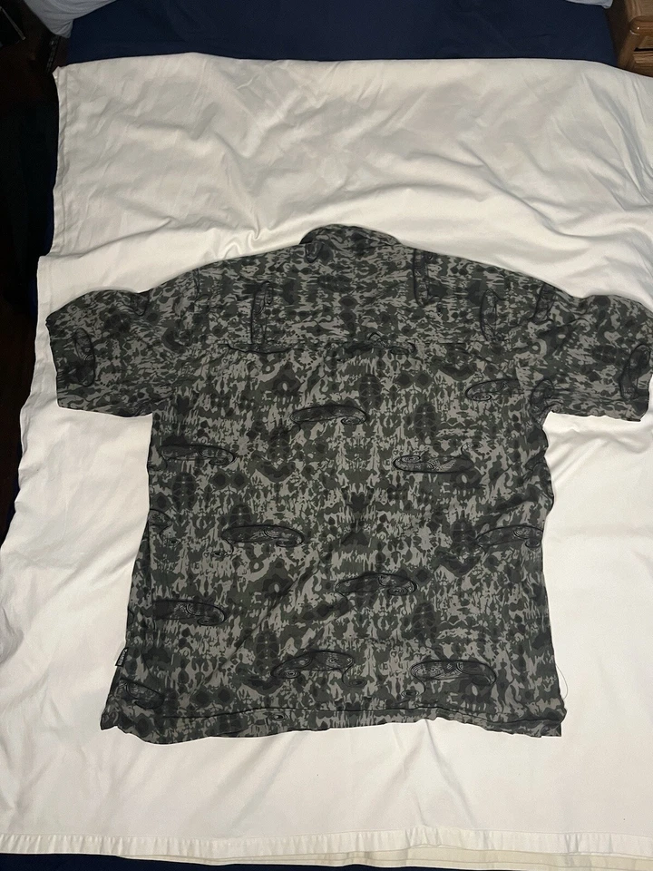 Guess Island Soul Woodland 迷彩纽扣衬衫中号 — 第 3/4 张图片