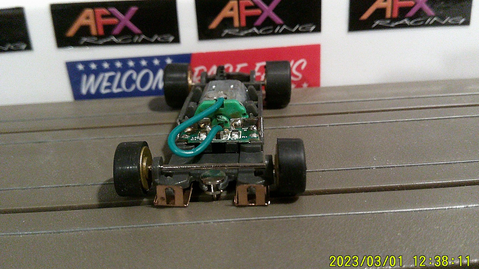 AFX RACING H.O. SCALE MEGA G+ 1.7 NARROW CHASSIS GOLD IN-LINE RIMS GREEN CAM