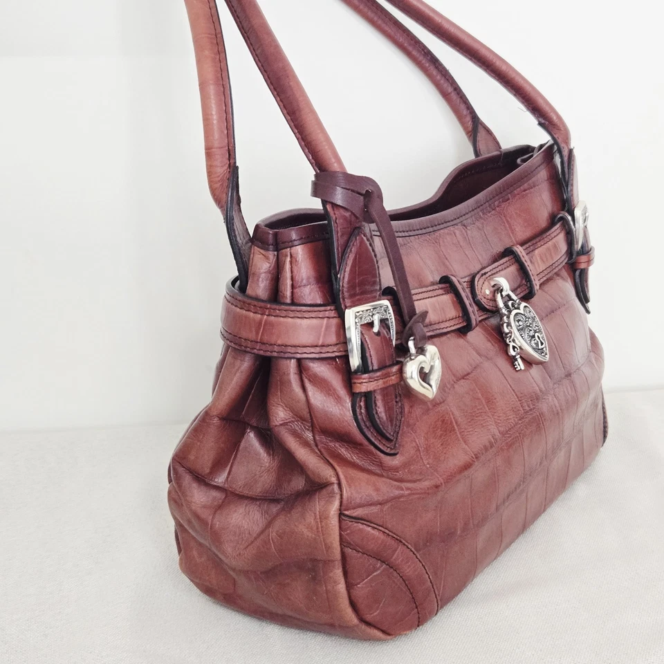Bolso Brighton Kennedy Pasas Marrón Cocodrilo Cuero Repujado Bloqueo Corazón Dije Cartera Foto 3 de 4