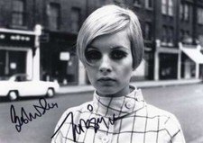 MODEL & SINGER Lesley Lawson - Twiggy autograph, signed photo