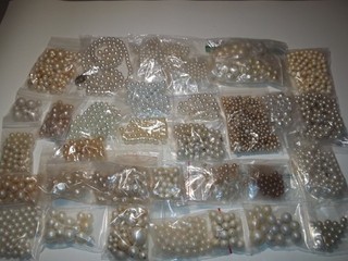 LOTS OF JEWELRY MAKING BEADS MIXED PEARLS MOSTLY PLASTIC FROSTED VERY VINTAGE