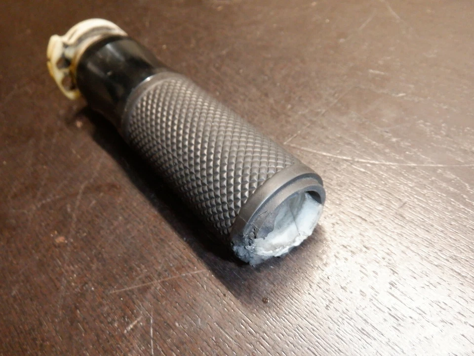 Honda CBR1000RR 2006 | Empuñadura del acelerador derecho | Usado OEM Foto 4 de 4