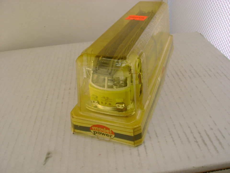 MODEL POWER PLAYART 1:48 SCAL YELLOW AMERICAN LA FRANCE FIRE ENGINE LADDER TRUCK - Image 2 of 4