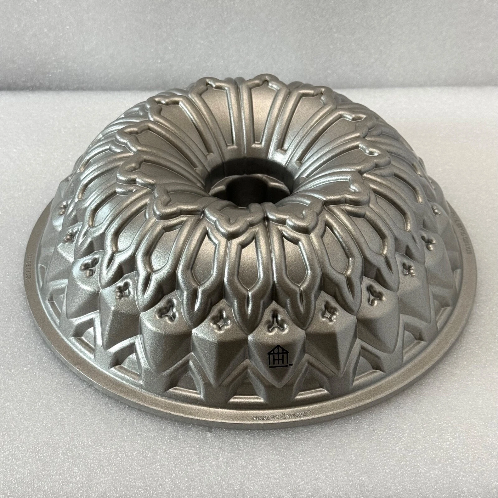 Nordic Ware Stained Glass Bundt Pan 9 cup Cast Aluminum Non-Stick Made in USA