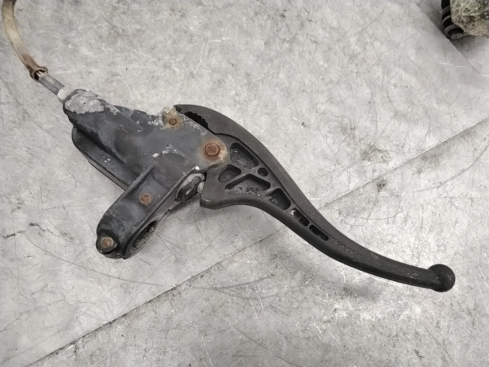 Polaris Scrambler 400 2002 2x4 OEM freno delantero trasero cilindro maestro con pinzas Foto 3 de 4