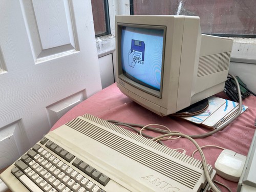 Commodore Amiga A500 + 1085S Monitor + Over 200 Games + External Drive + Extras - Photo 2/24