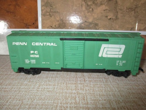 HO Scale Penn Central Box Car Green & White Train Rail Setup Piece Replica Train - Picture 7 of 12