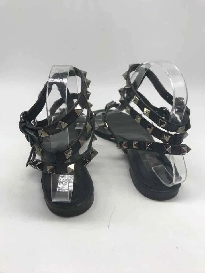 Sandalias Valentino negras de segunda mano talla 38 con tachuelas Foto 3 de 4