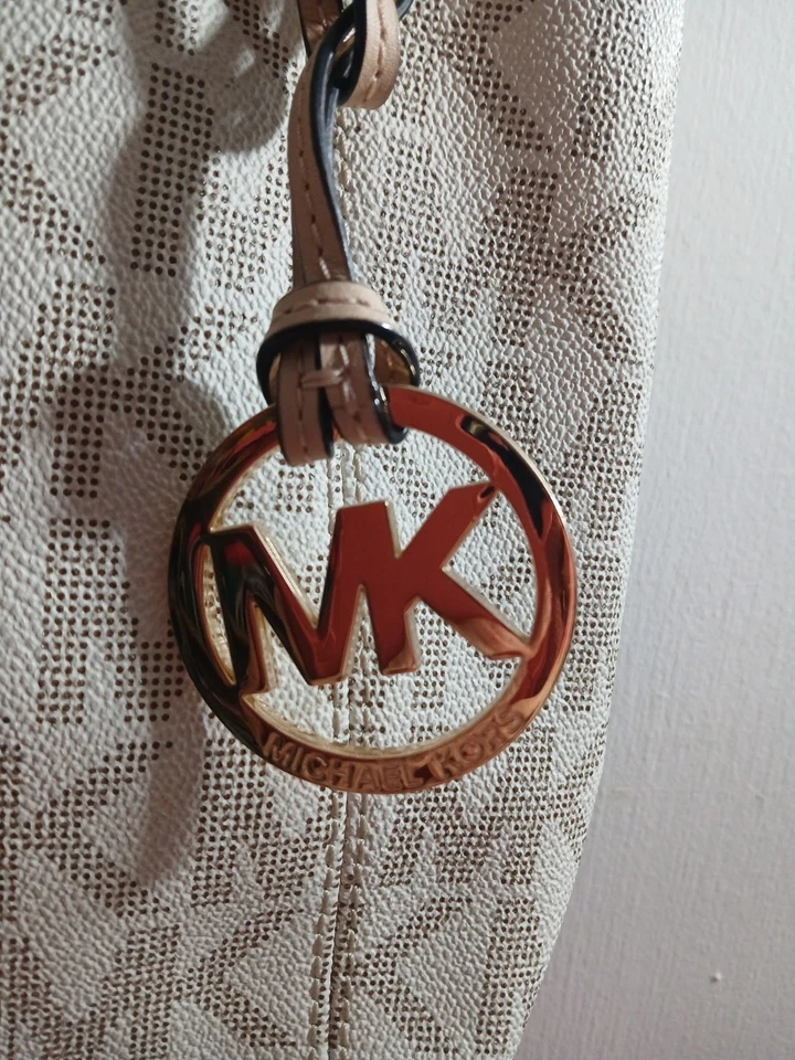 Bolso de Hombro Michael Kors Vainilla Monograma Jet Set Foto 2 de 4