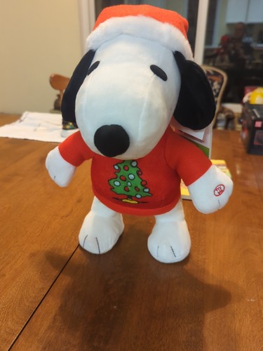 Peanuts 14" Dancing Snoopy in Maglione Rosso Albero di Natale, suona Lucy Piana Song - Foto 1 di 15