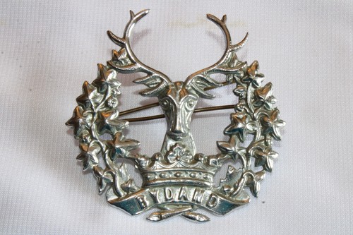 NICE VINTAGE SCOTTISH BYDAND ELK PIN BROOCH HAT BADGE-SCOTLAND (2-5/8" X 2-5/8") - Foto 6 di 6