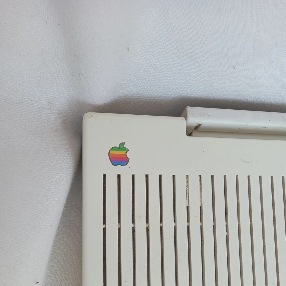 Computadora Apple IIC A2S4000 SIN PROBAR SIN CABLES/ACCESORIOS Foto 2 de 4