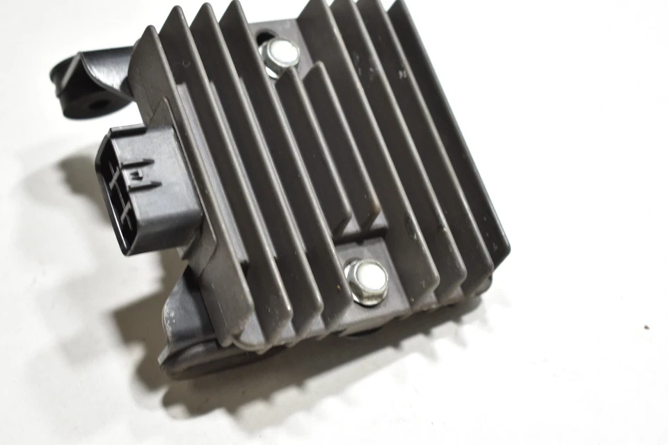 Regulador rectificador de voltaje Kawasaki Ninja 650 EX650R 2012-2016 FABRICANTE DE EQUIPOS ORIGINALES Foto 3 de 4