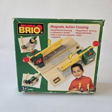 BRIO Wooden Train/Magnetic Action Crossing/