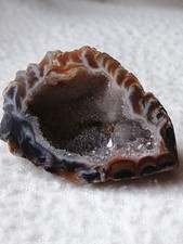 Achat - Geode mit kleinen Kristallen