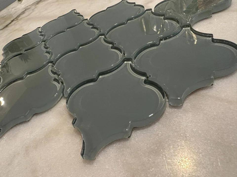 Mosaico de vidrio brillante arabesco gris 9"x13" desplazado Foto 2 de 4