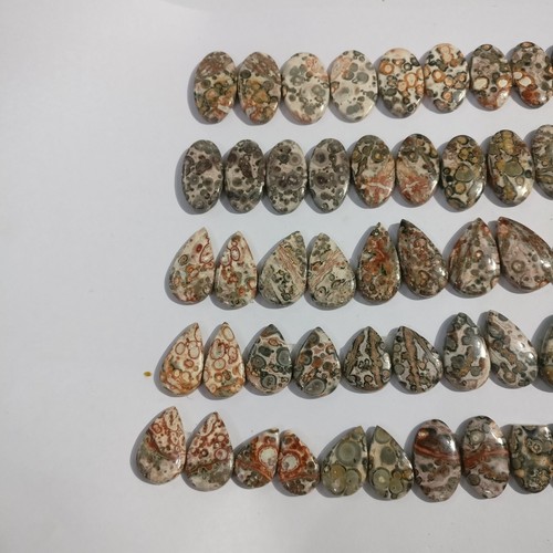 Coppia di cabochon sciolti in pelle di leopardo naturale con pietre preziose artigianali - Foto 4 di 5