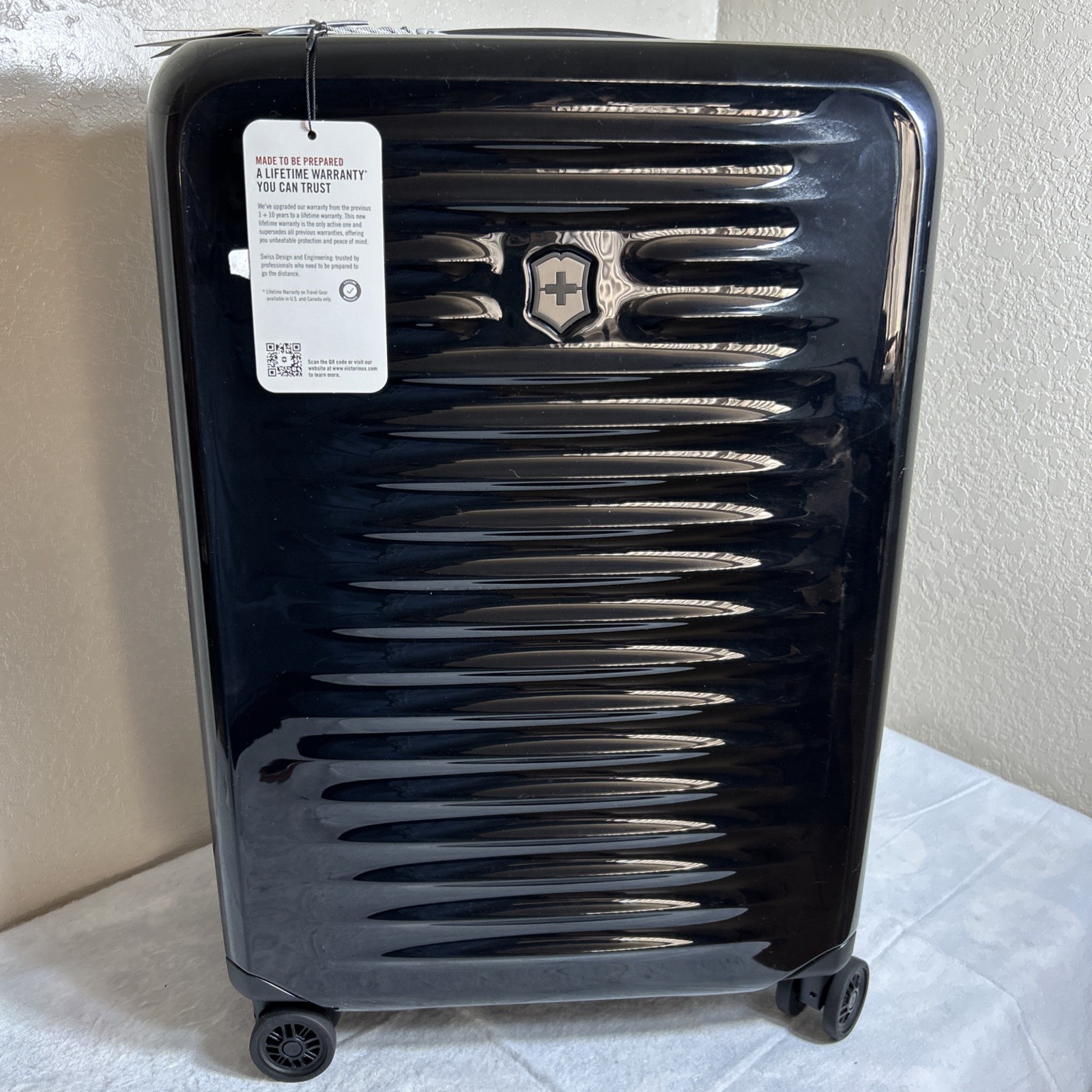Victorinox Airox M&eacute;dium Hard case 8 Wheel Lightweight Trave