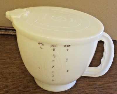 VTG TUPPERWARE MIX N STORE 2 QUART MEASURING BOWL W/LID