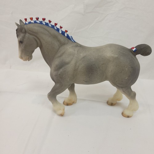 Breyer Horse Circus Extravaganza Clydesdale Stallion Draft rojo blanco y azul 3170 - Imagen 5 de 9