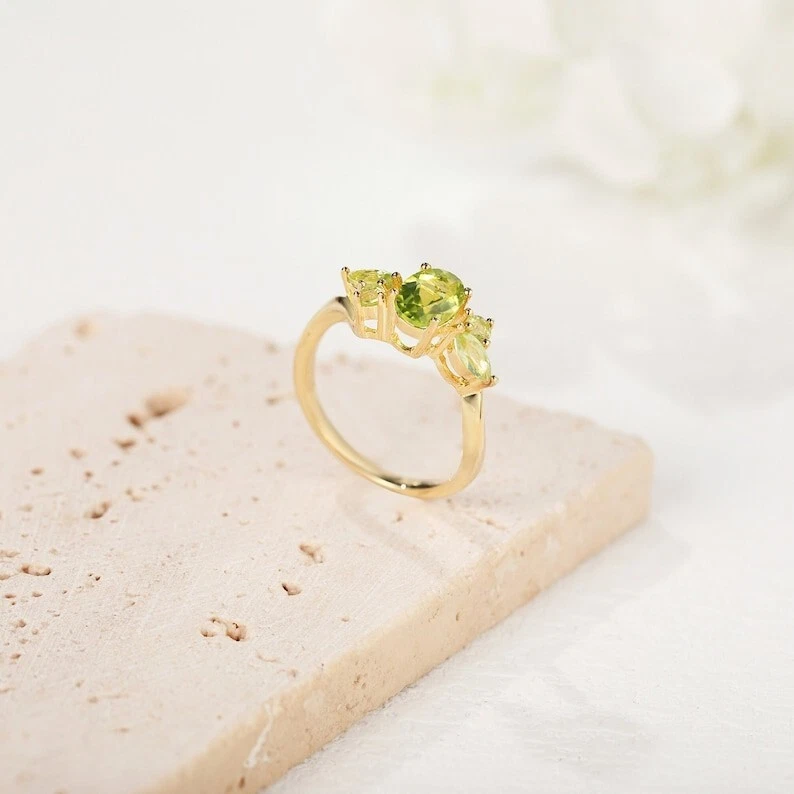 Anillo de compromiso vintage de plata chapado en oro amarillo de 14 quilates con peridoto de corte ovalado natural Foto 3 de 4