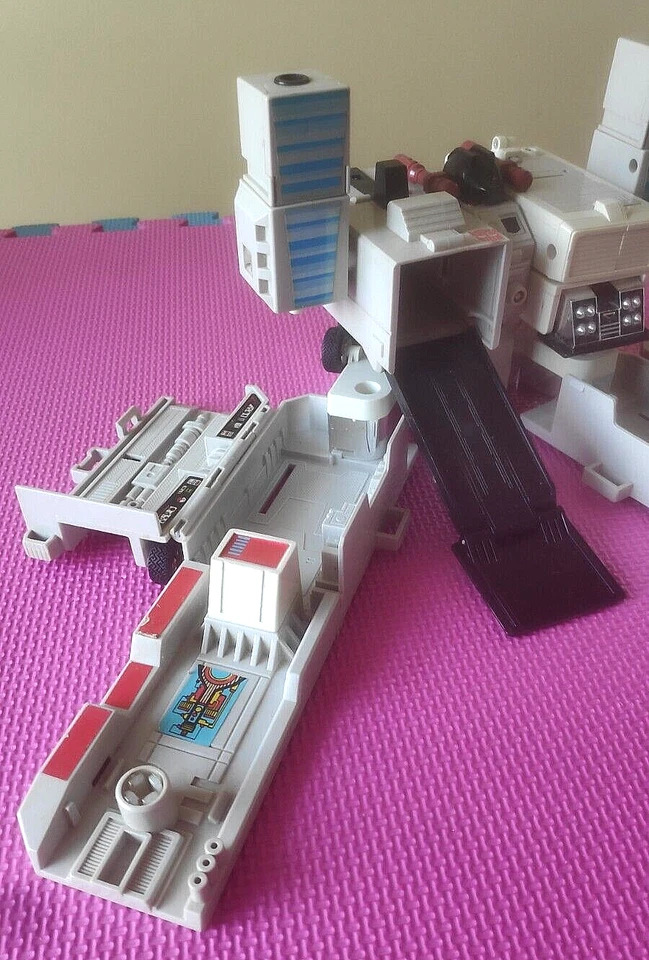 Transformers Generation 1 G1 METROPLEX 1985 Base Rubber Tires Ships WORLDWIDE - Image 3 of 4