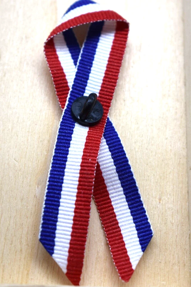 Cinta roja blanca y azul de Estados Unidos con pin de solapa patriótica estrella dorada, 3 1/2 " de alto Foto 3 de 3