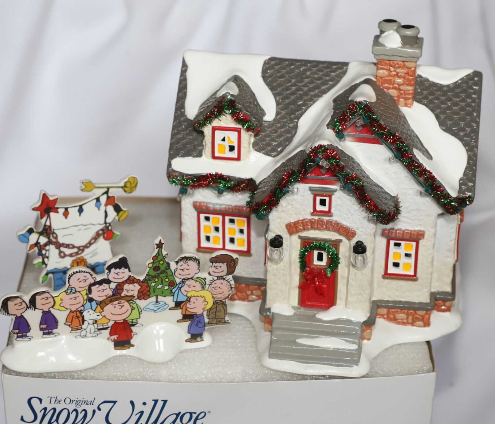 DEPT 56 THE PEANUTS HOUSE CHRISTMAS LANE 6007629 SNOW VILLAGE