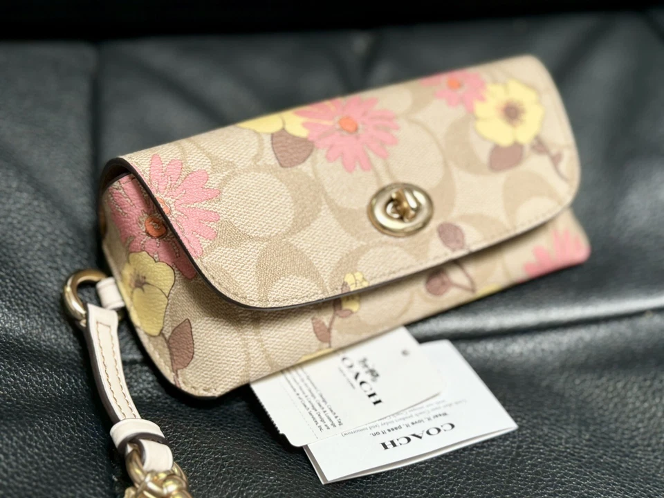 NOVO Estojo de Óculos de Sol Coach em Lona Signature com Estampa Floral Cluster CH851 - Imagem 2 de 4