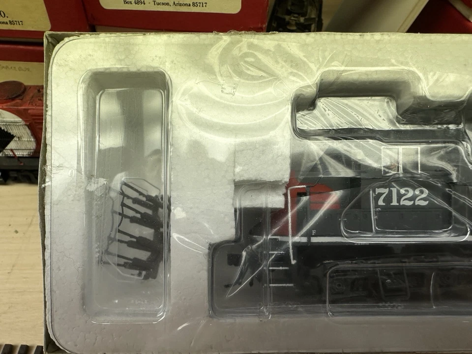 Atlas Redbox Southern Pacific GP-40 #7122 NOS - Image 4 of 4