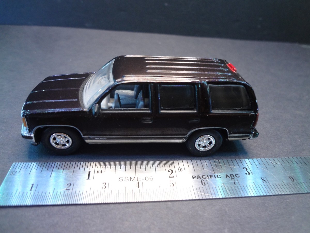 Johnny Lightning 1997 Chevrolet Tahoe check for paint problem