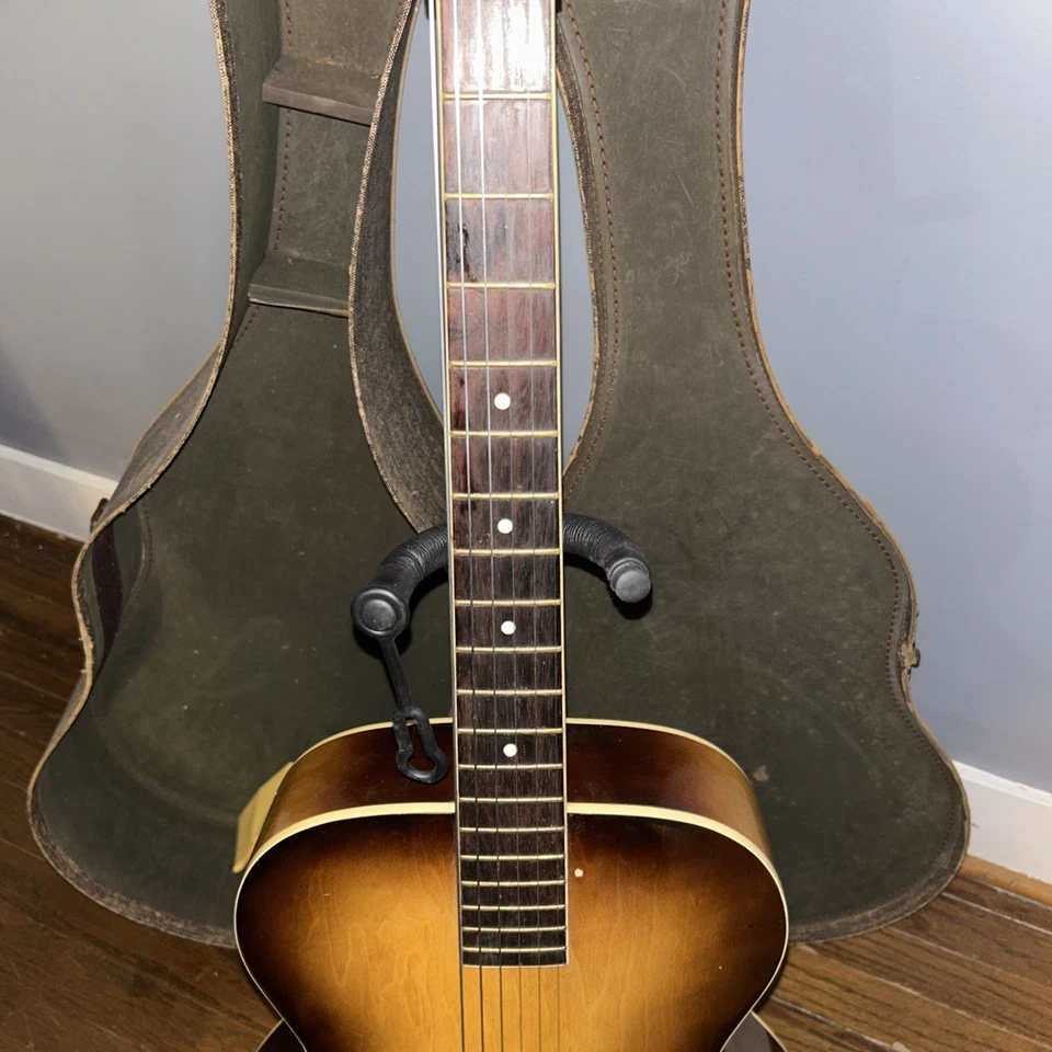 GUITARRA ACÚSTICA VINTAGE PLATEADA DAÑADA ARCHTOP CUERPO HUECO AÑOS 50 Y ESTUCHE Foto 4 de 4