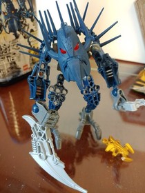 Lego Bionicle Stars Piraka #7137 Includes Booklet And Canister & Golden Bionicle