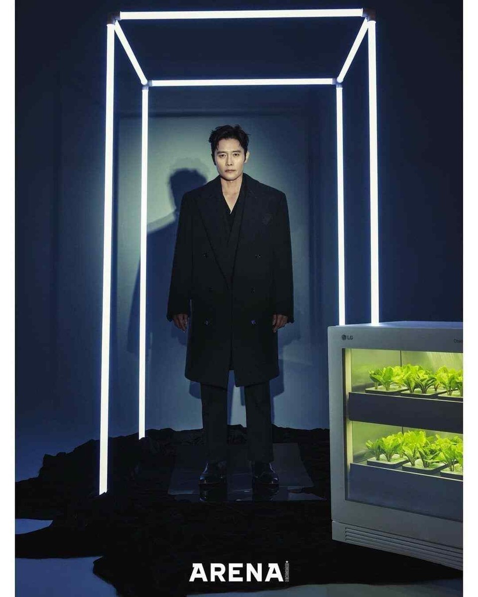 LEE BYUNG HUN コラージュフレーム NO OTHER CHOICE star Lee Byung Hun on the cover of Marie