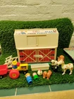 VINTAGE 915 FISHER PRICE FAMILY PLAY FARM W/PEOPLE & MORE