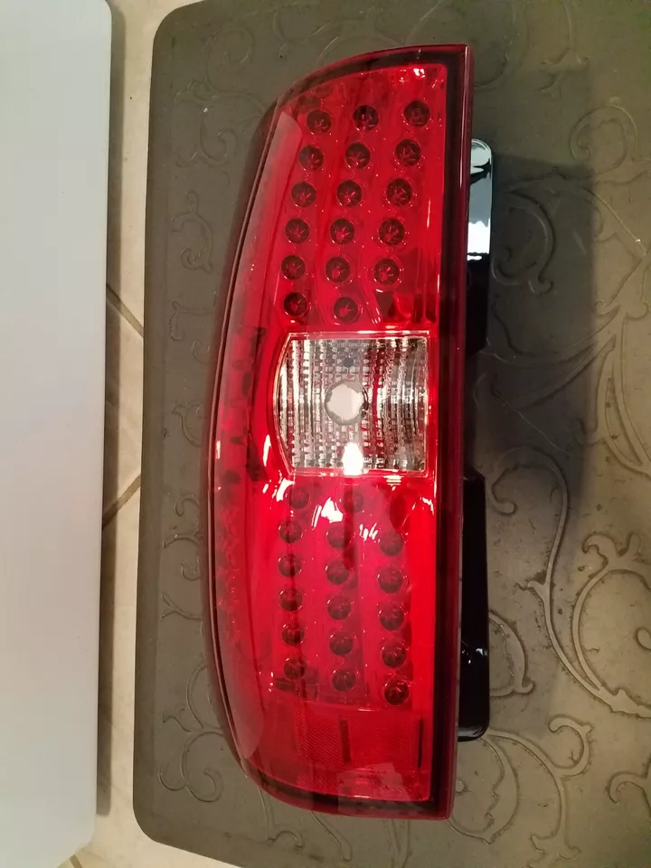 07-14 Chevy Suburban Tahoe/GMC Yukon Rojo LED Luz Trasera de Freno Señal Driver Foto 2 de 3