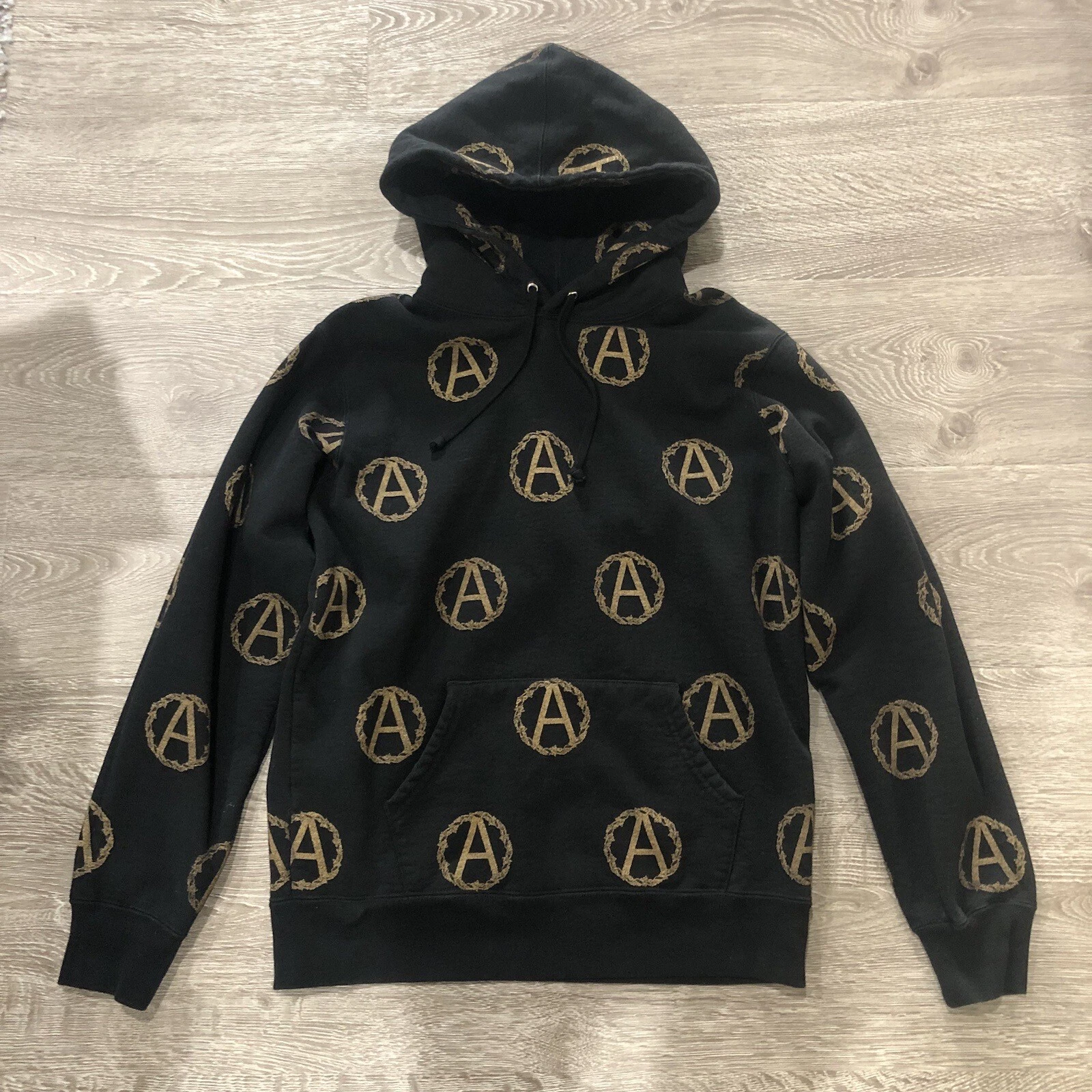 Pull à capuche Supreme Anarchy mode rue battage médiatique noir or moyen