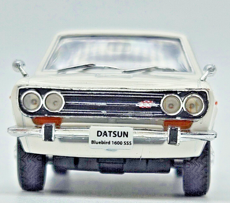 Voiture berline DATSUN Bluebird 1600 SSS de 1969 de couleur blanche
