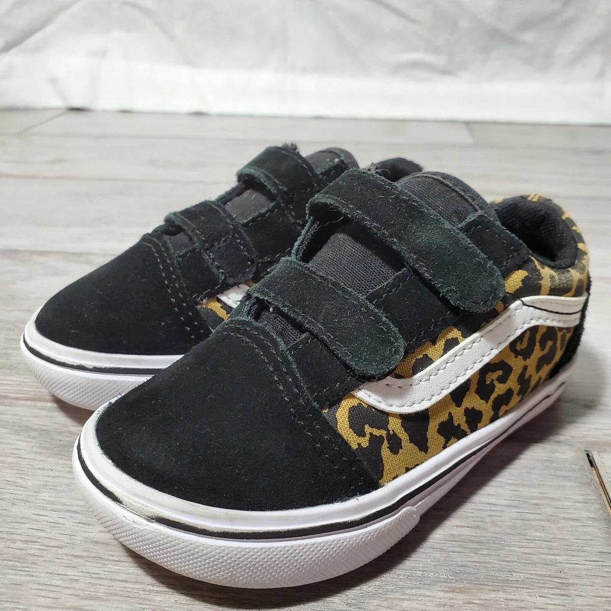 Kids strap hotsell vans