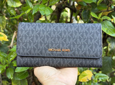 Cartera de viaje Michael Kors Jet Set grande triple firma MK negra/dorada