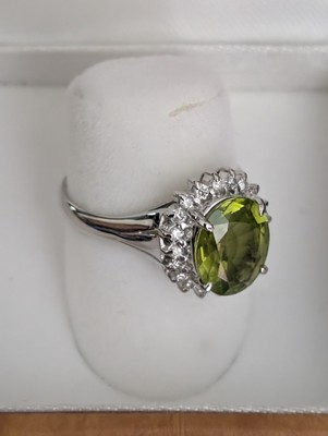 Atemberaubender 2,57 kt natürlicher Peridot Ring mit Diamant Akzenten auf 900 Platin Band