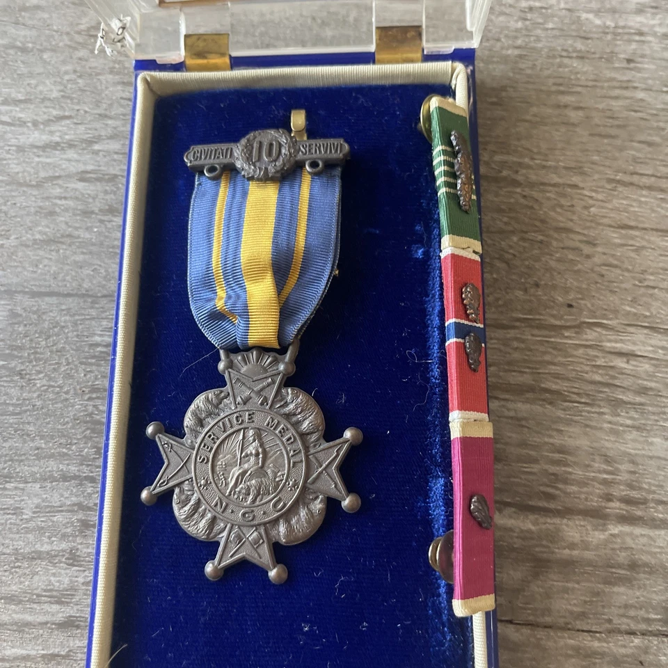 Premio Medalla del Servicio de la Guardia Nacional del Estado de California con nombre de 10 años Foto 2 de 4