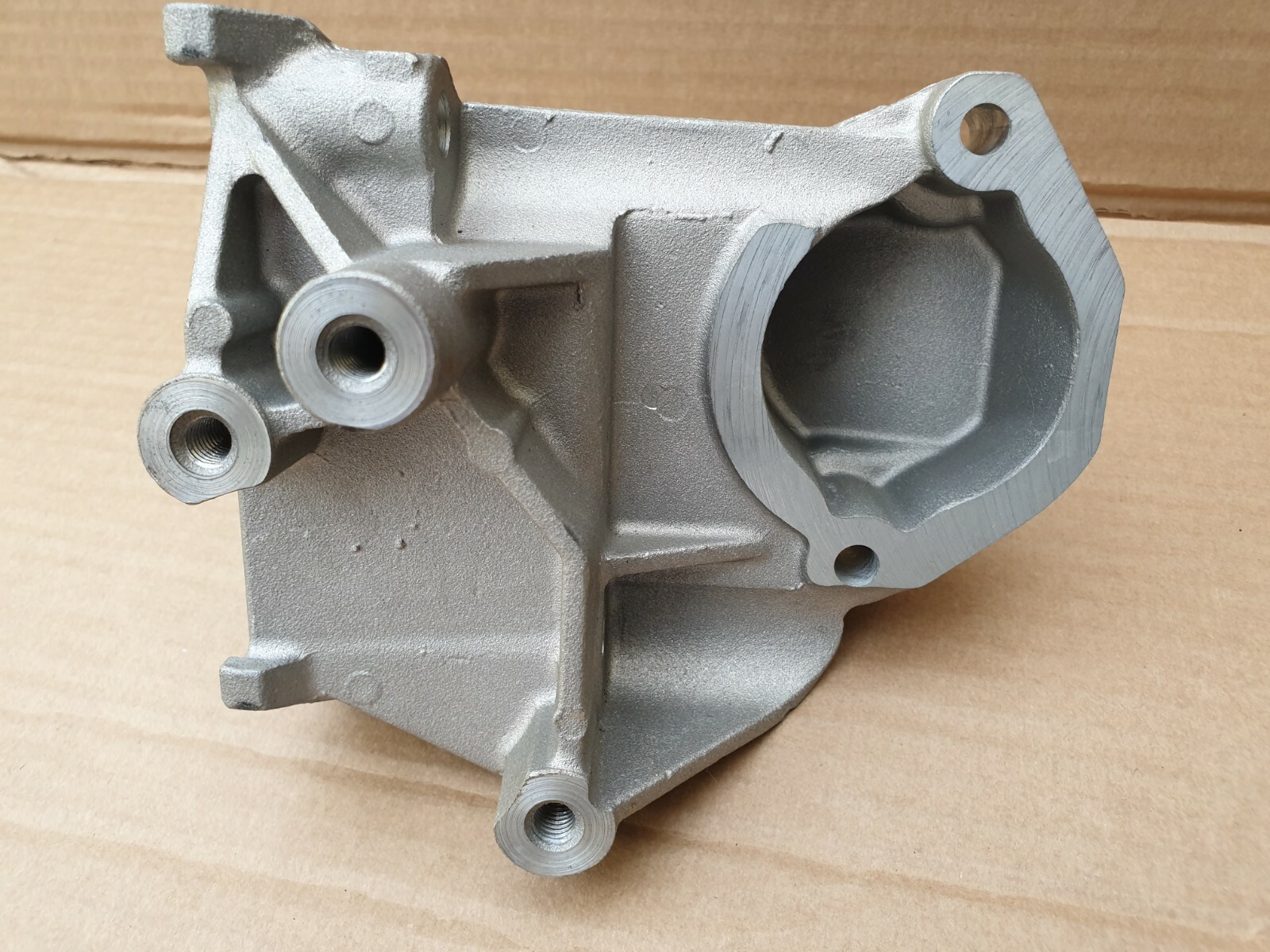 Genuine Vauxhall Power Steering Pump Support/ Bracket GM 90529613 