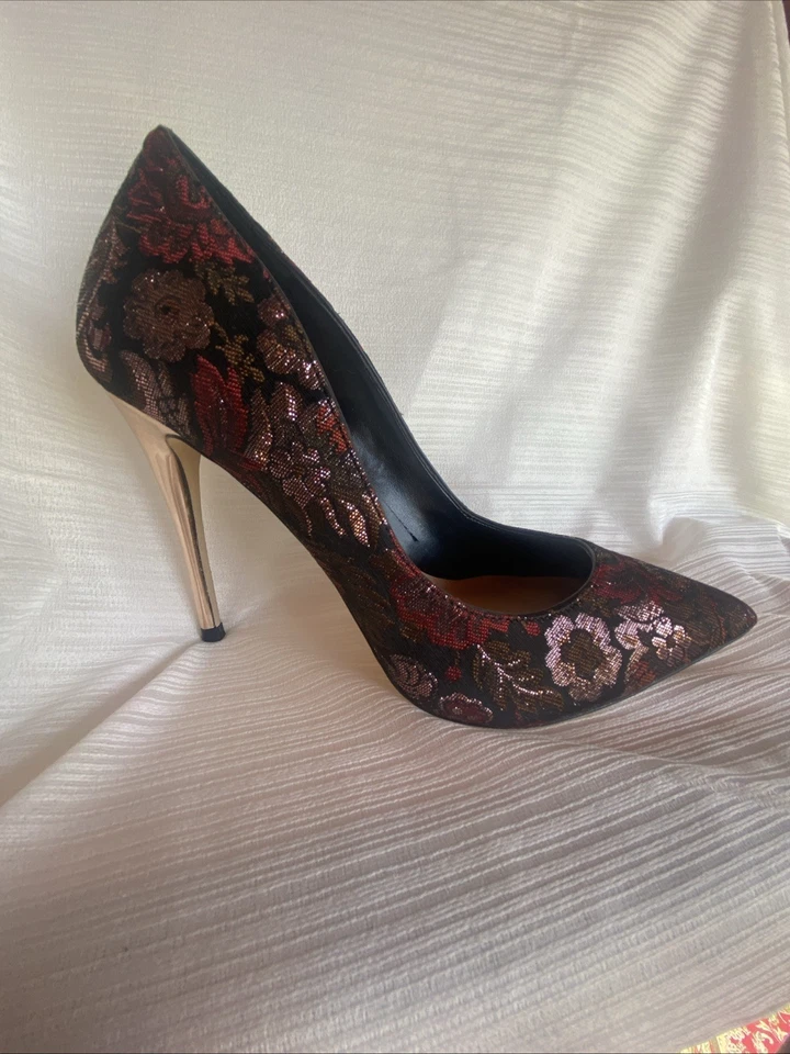 Tacón de aguja dorado Aldo para mujer diseño floral talla 7 excelente estado usado en excelente estado Foto 4 de 4
